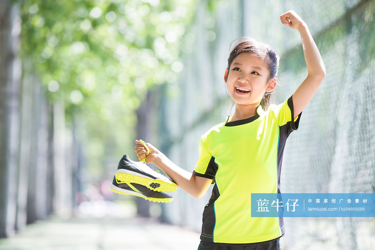 穿着运动服的小女孩兴奋欢呼