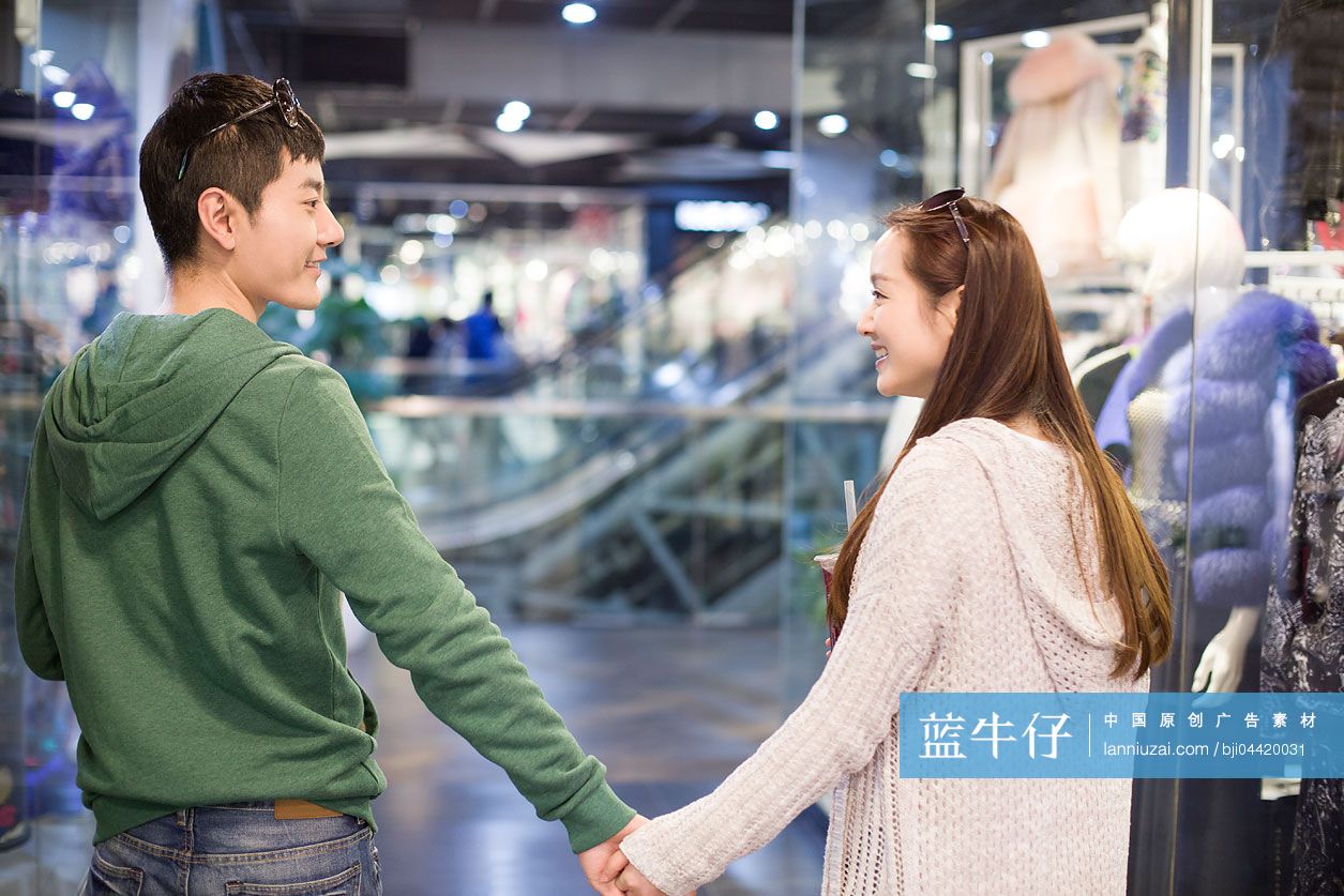年轻情侣逛商场
