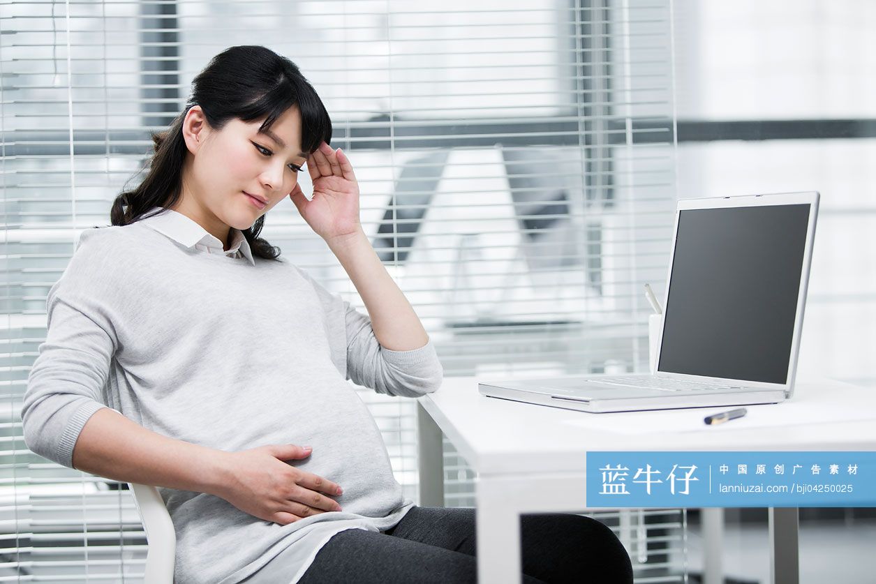 怀孕的商务女士感觉不舒服