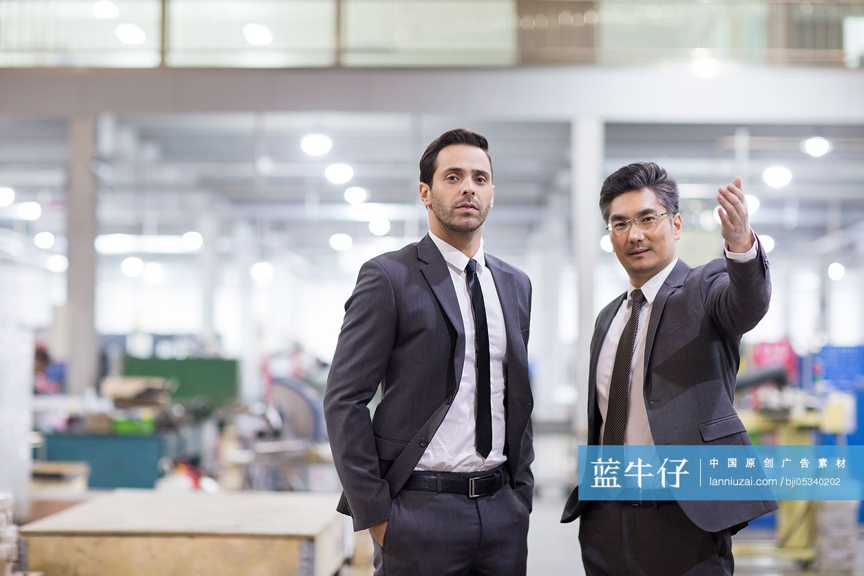 商务人士在工厂视察