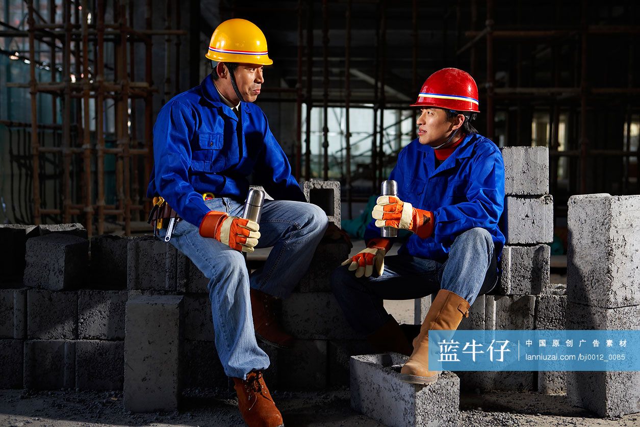 建筑工人在工地