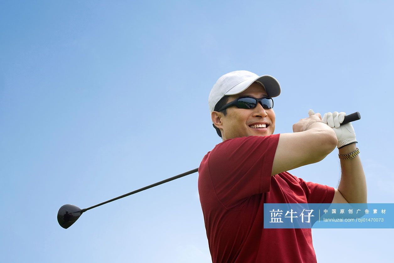 挥杆的高尔夫男球手