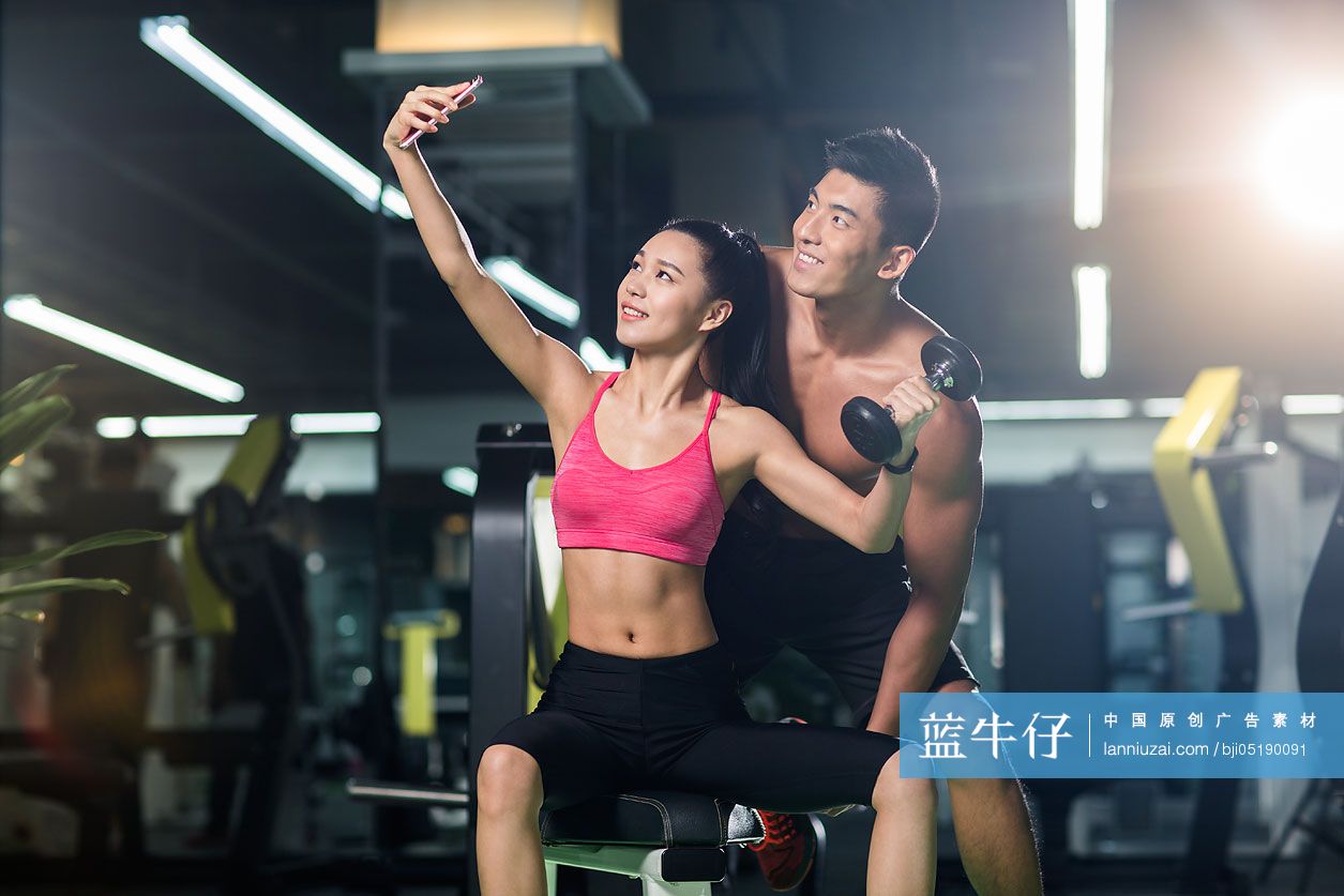年轻情侣在健身房用手机自拍-蓝牛仔影像-中国原创广告影像素材
