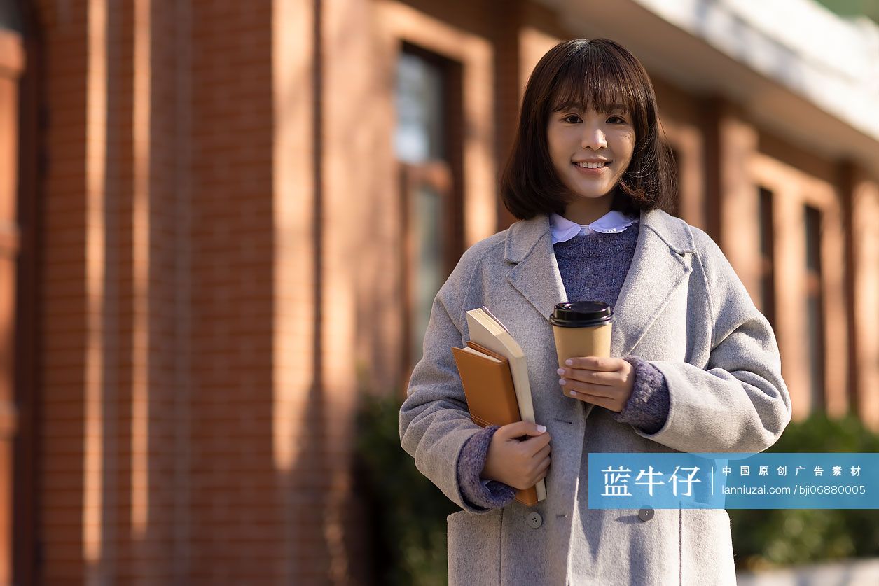快乐的大学生肖像