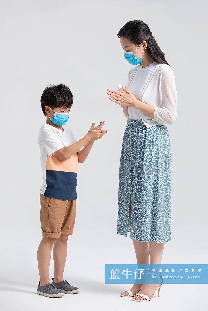 年轻妈妈教孩子用免洗洗手液消毒