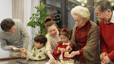 快乐家庭包饺子