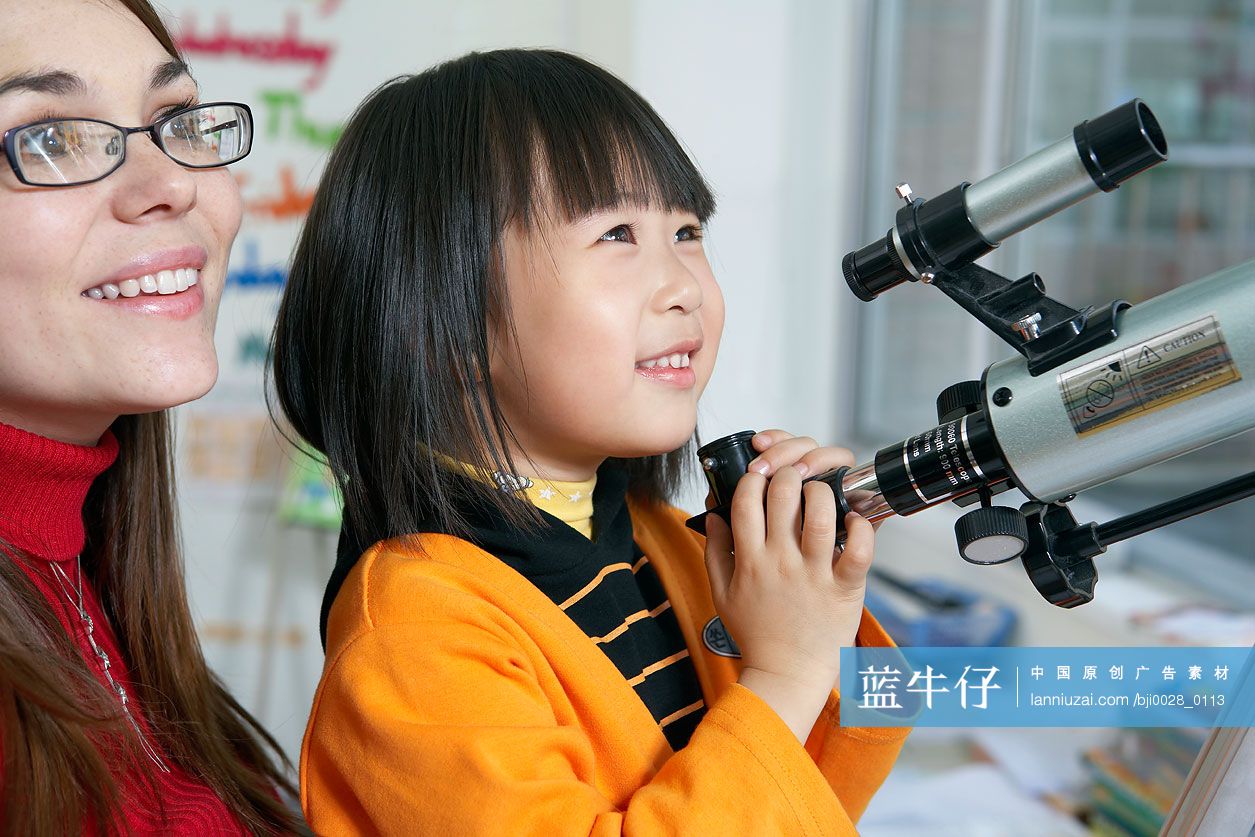老师、小女孩与望远镜