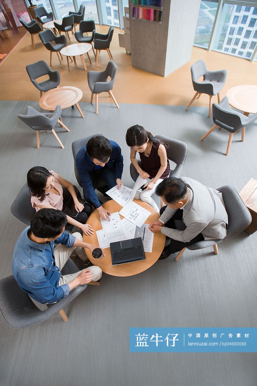 商务人士在办公室开会讨论