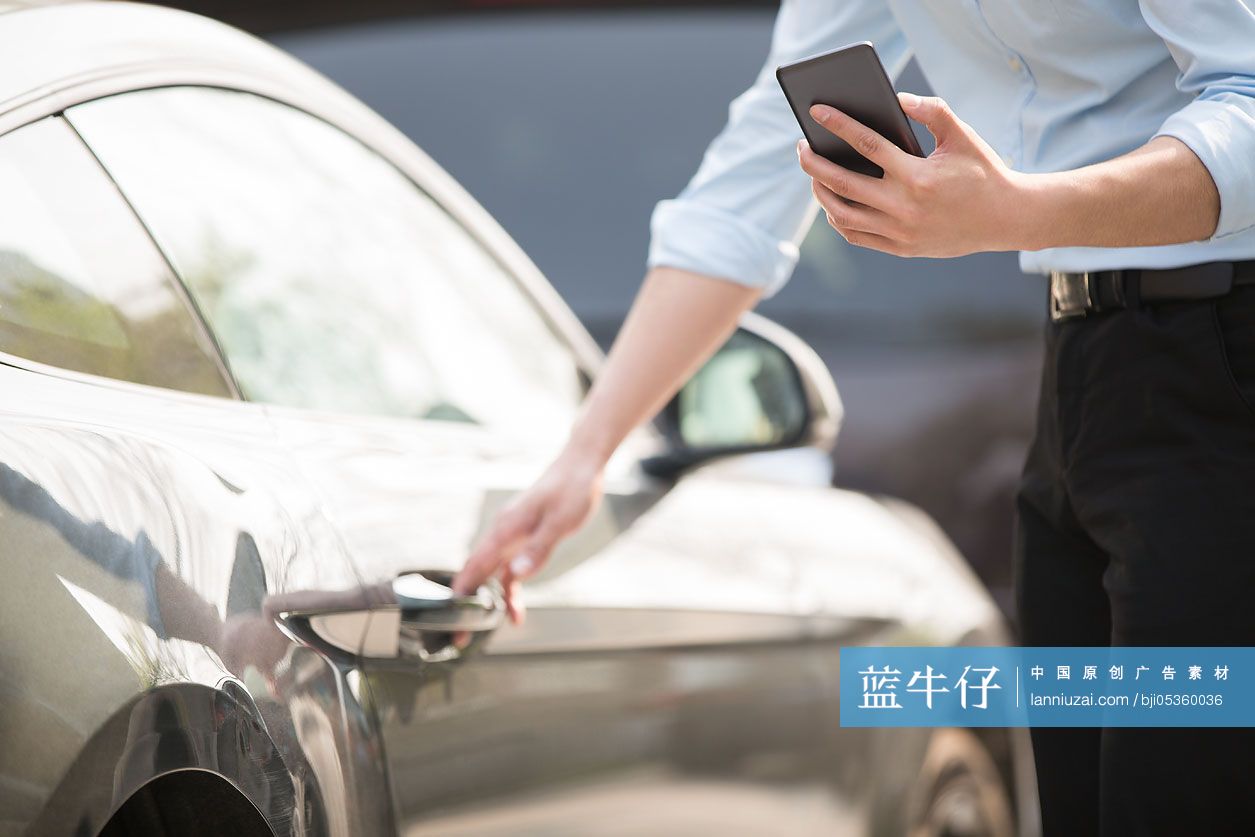 年轻商务男子开车门