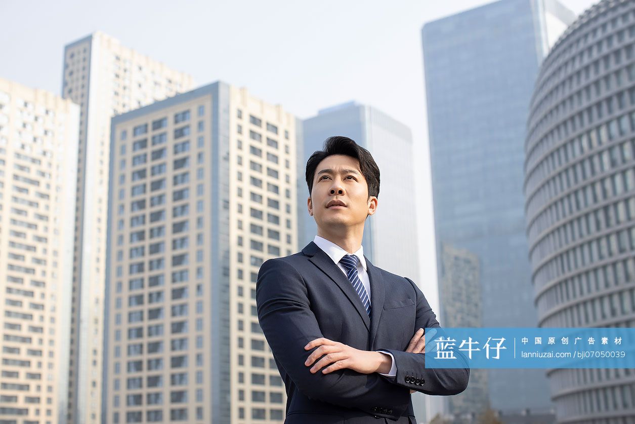 自信的商务男士望向远方