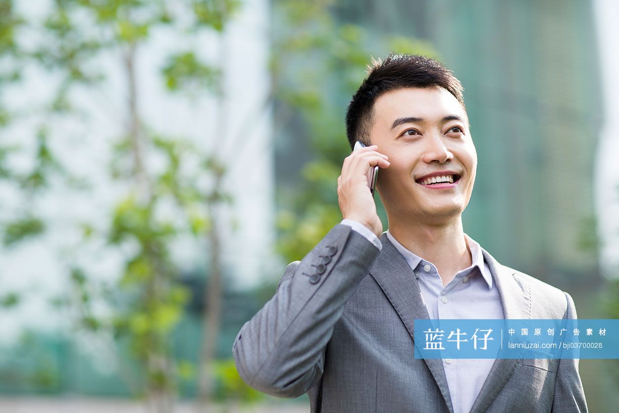 商务男士打电话