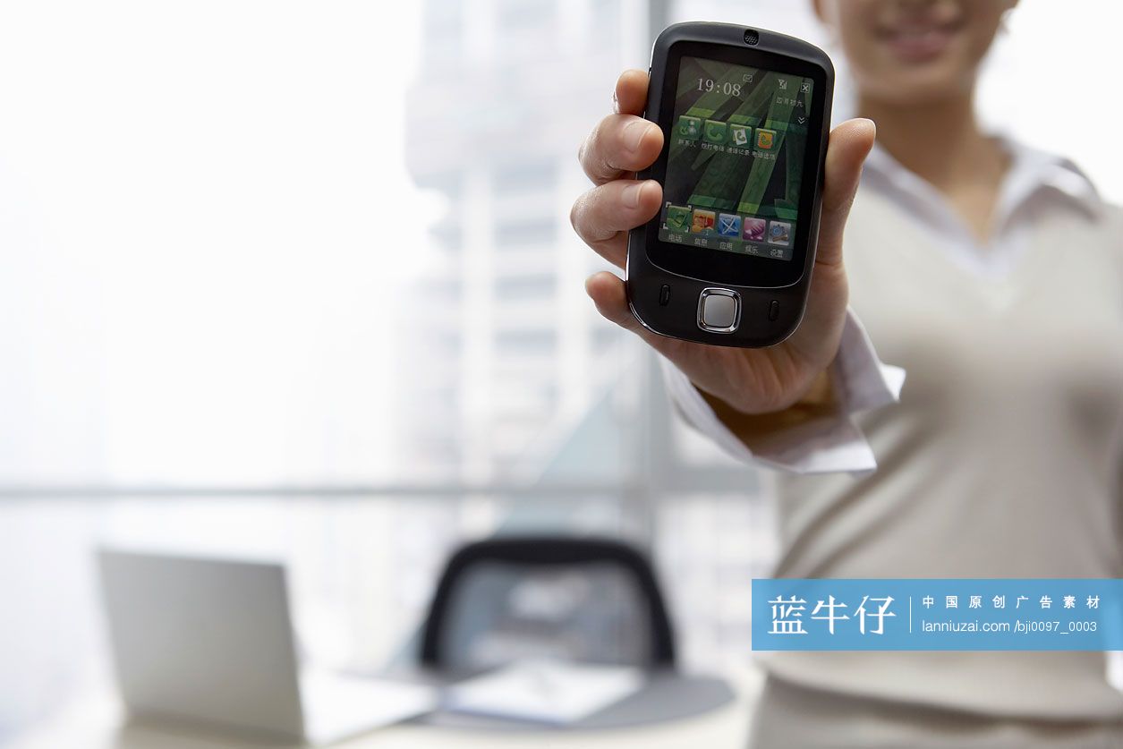 手拿PDA的商务女性