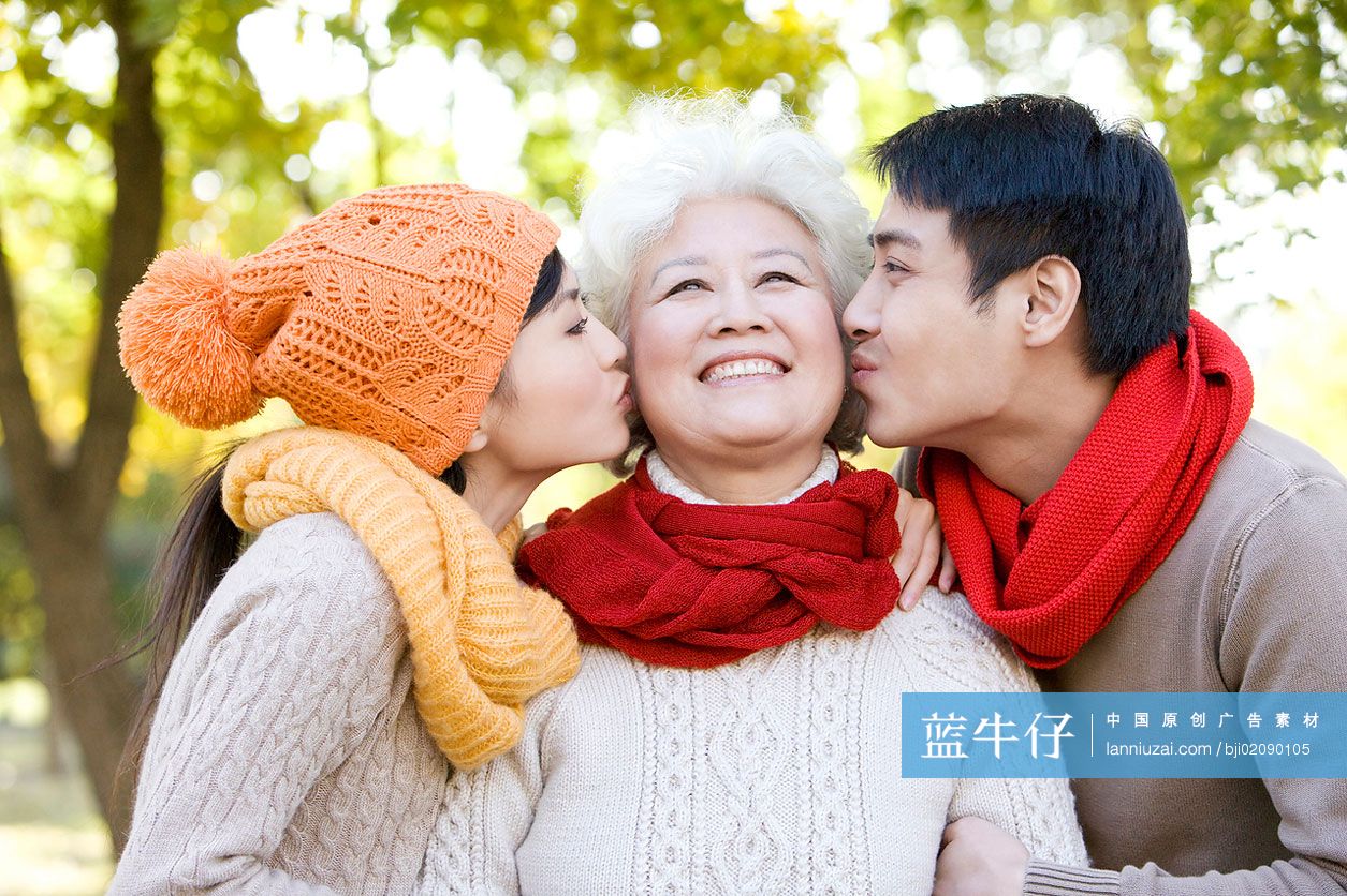 青年夫妇亲吻母亲