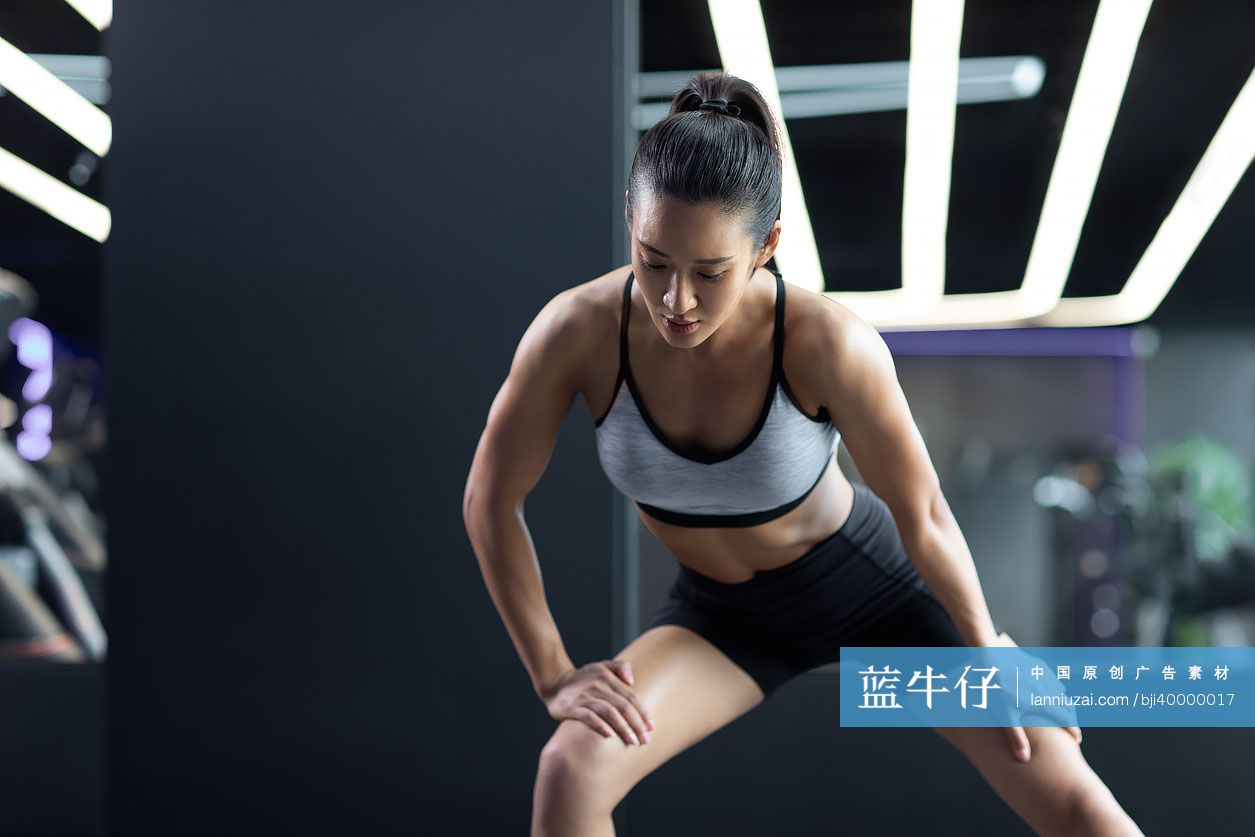 年轻女士在健身房健身