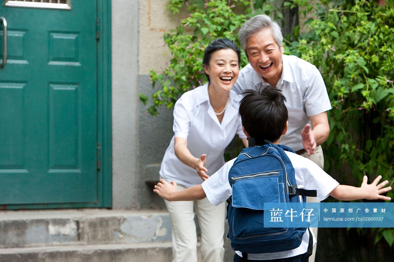 爷爷奶奶迎接孙子放学回家