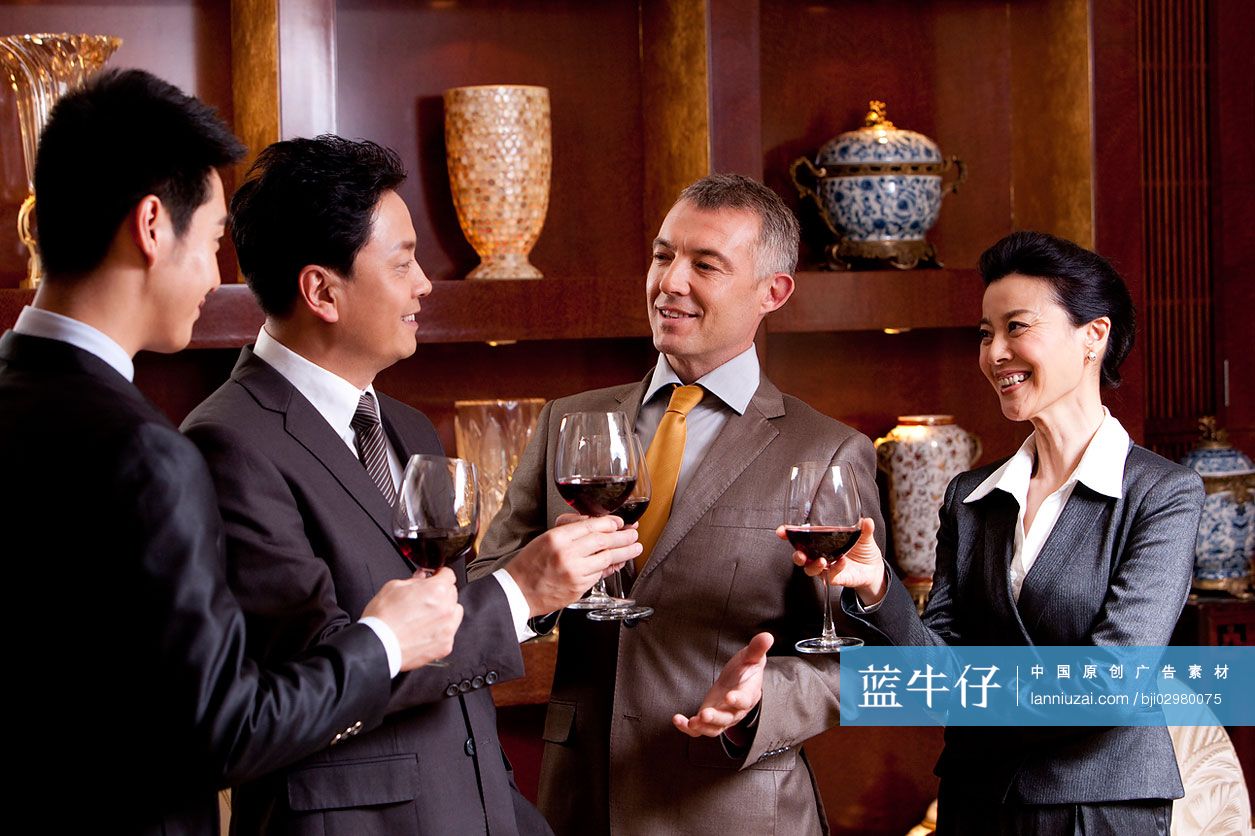 举杯庆祝的商务人士