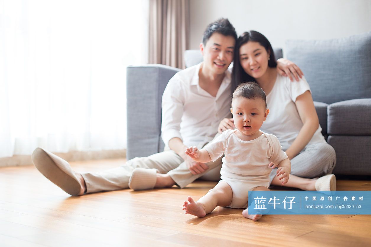 幸福的年轻家庭