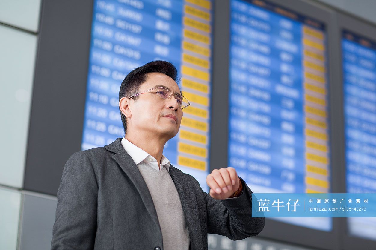 商务男士在机场候机