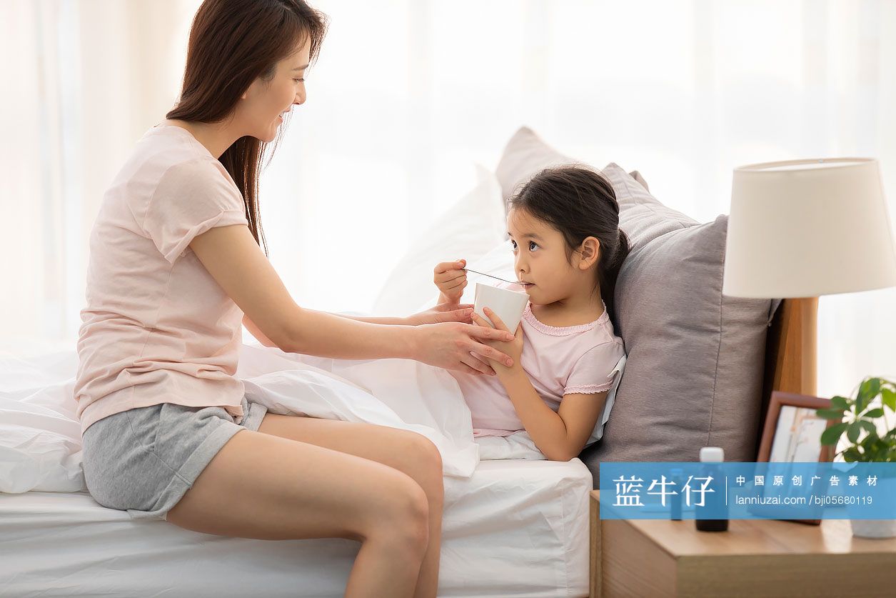 母亲照顾生病的女儿