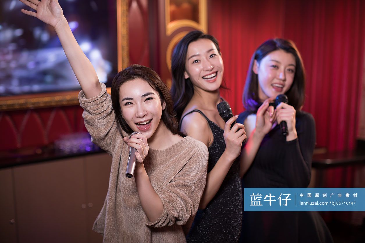 快乐的朋友们在KTV唱歌-蓝牛仔影像-中国原创广告影像素材