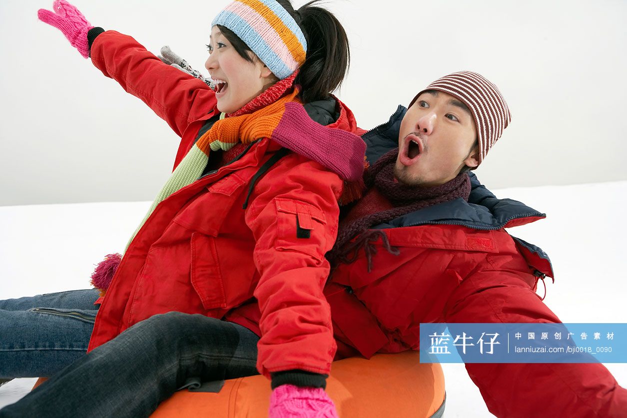快乐情侣滑雪-蓝牛仔影像-中国原创广告影像素材