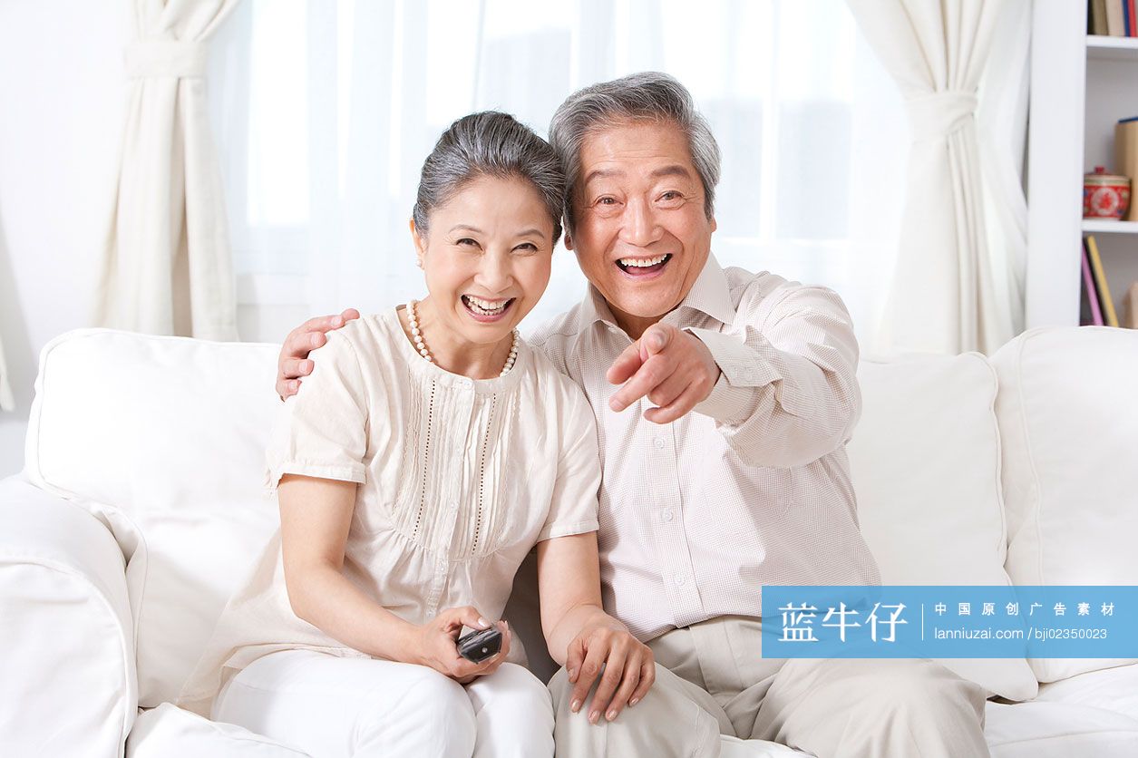 老年夫妇看电视