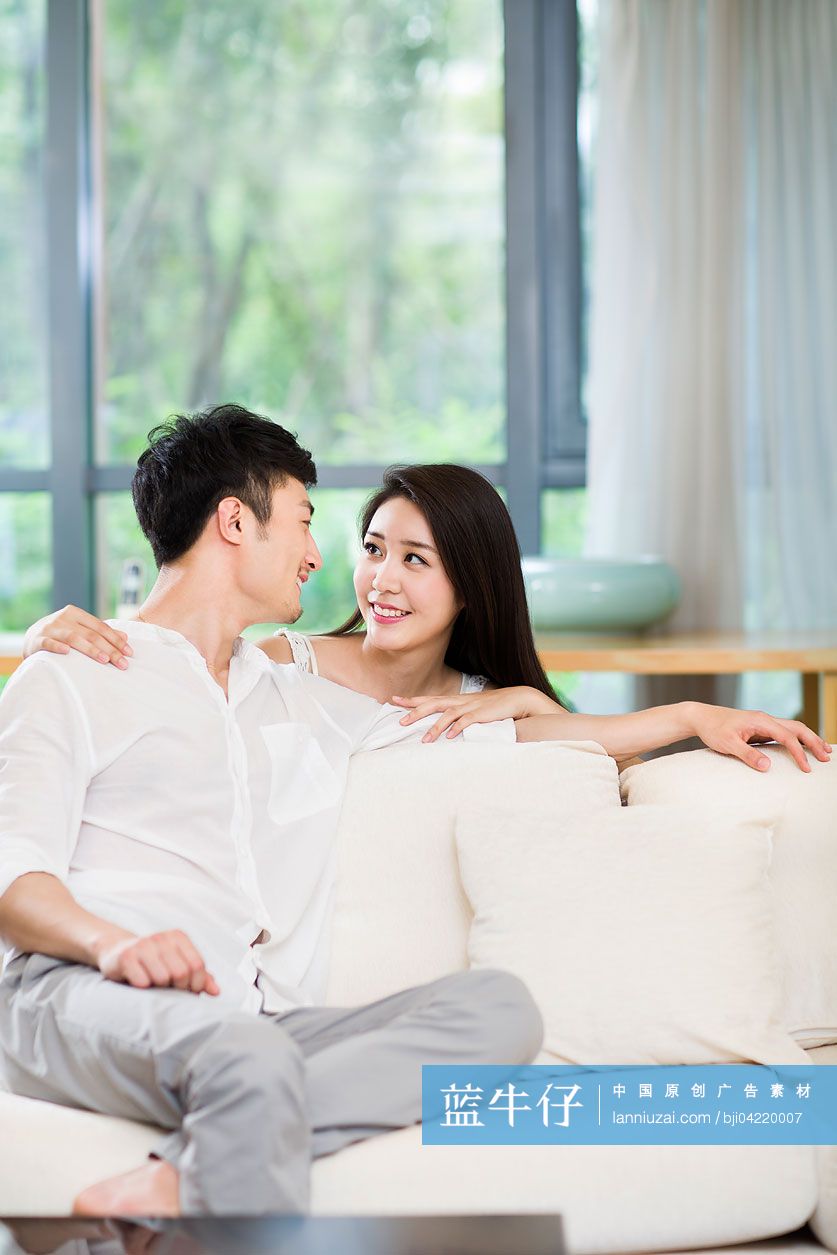 年轻情侣相视而笑