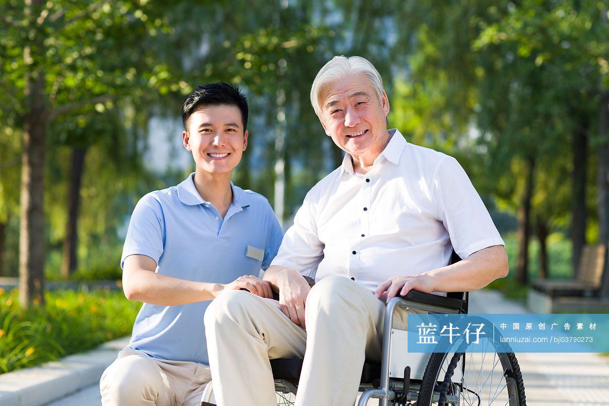 护工与坐着轮椅的老人-蓝牛仔影像-中国原创广告影像素材