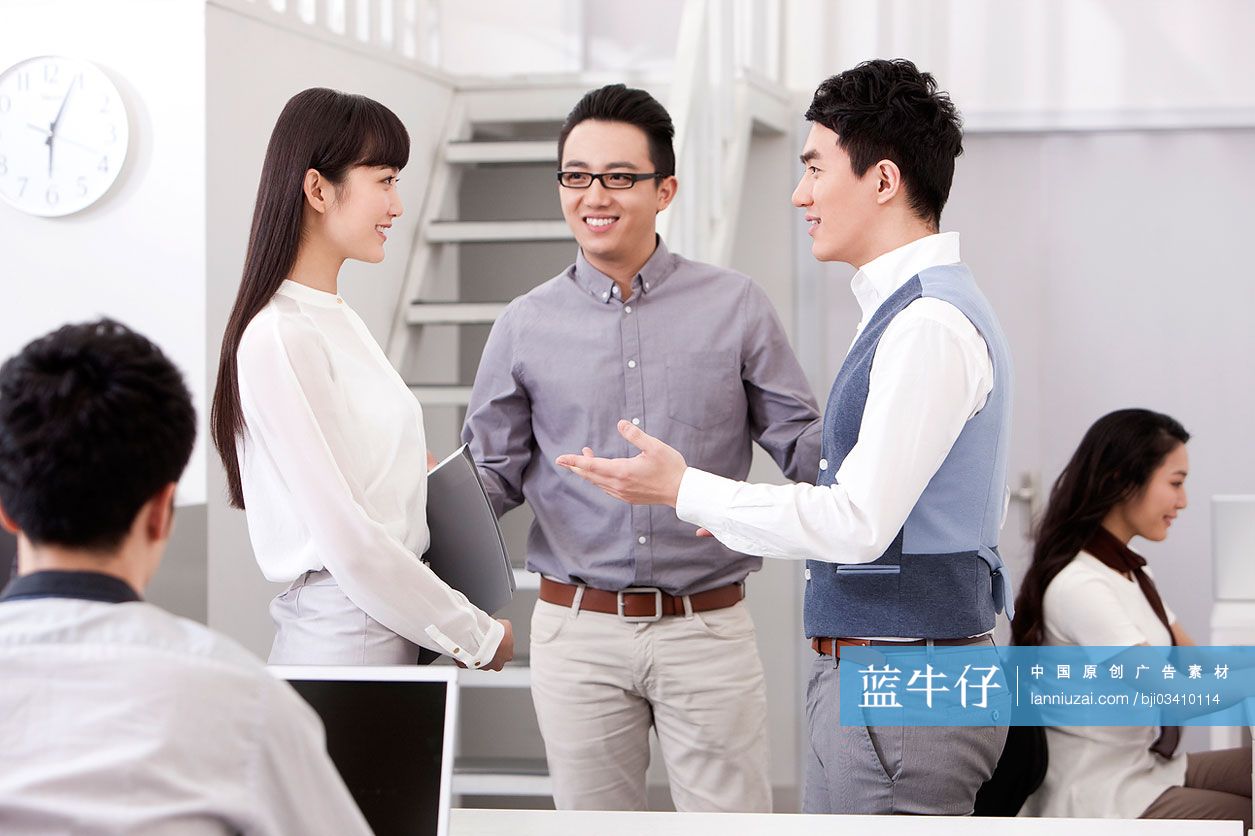 办公室职员讨论计划