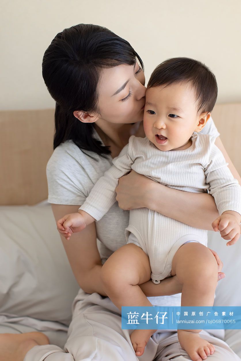 年轻妈妈陪宝宝玩耍