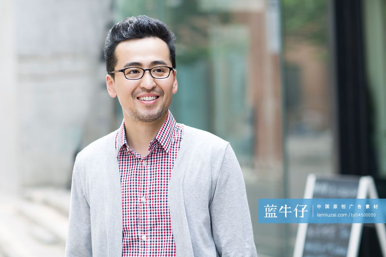 中年男子望着远处想事情