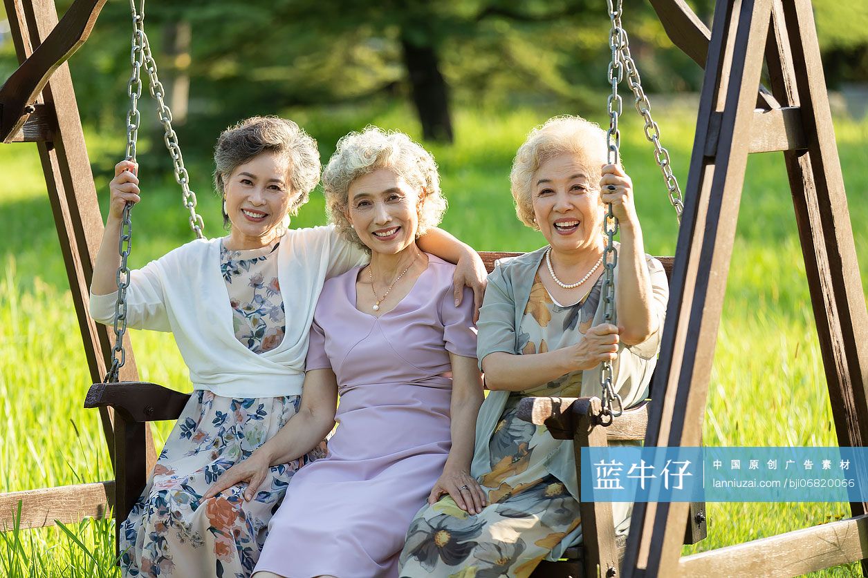 快乐的老年闺蜜在公园放松身心-蓝牛仔影像-中国原创广告影像素材
