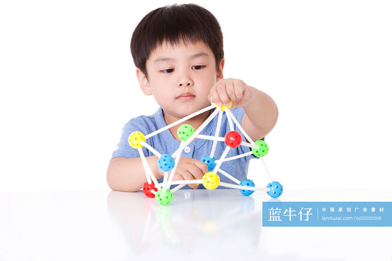 小男孩玩万象球