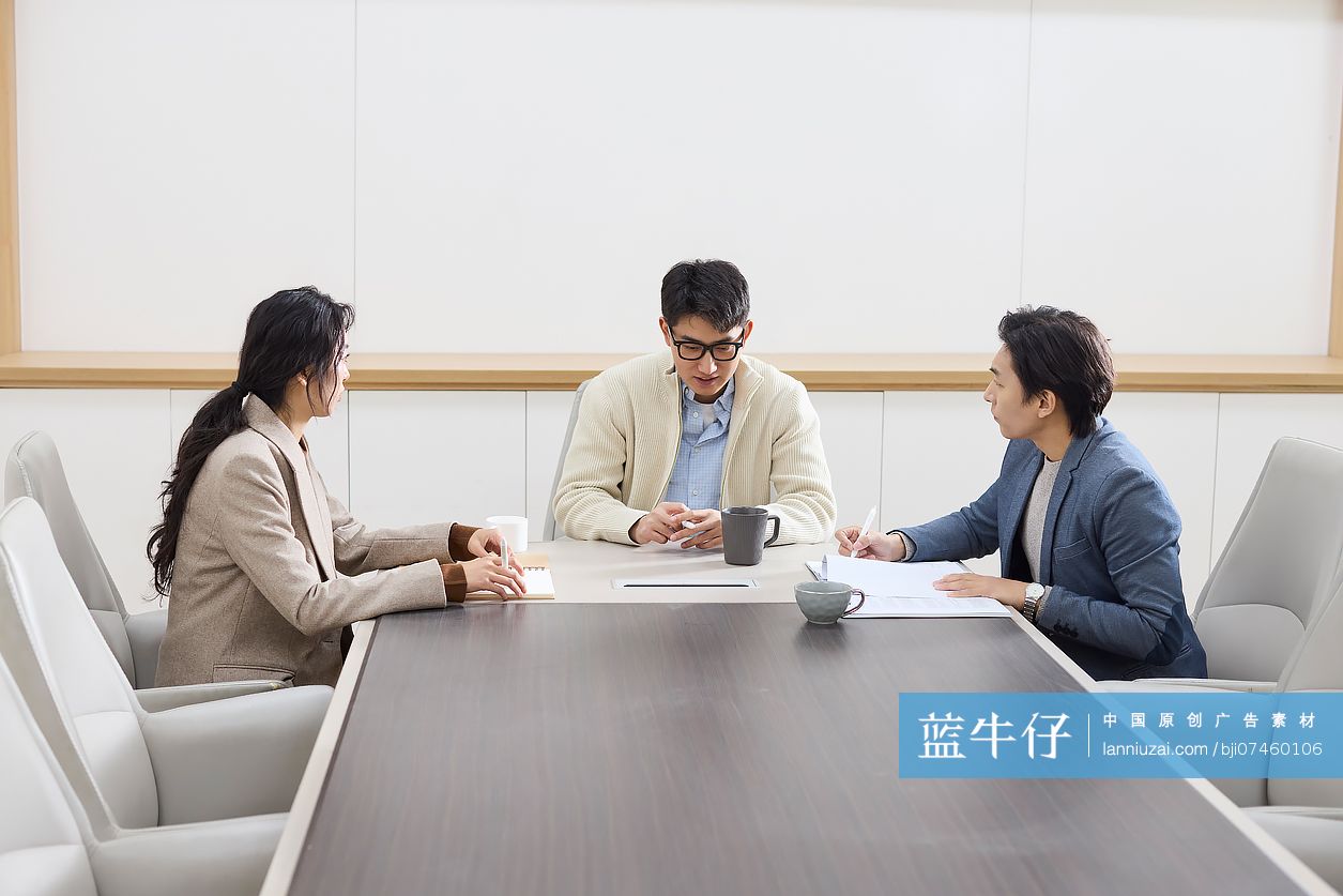 商务人士会议室开会