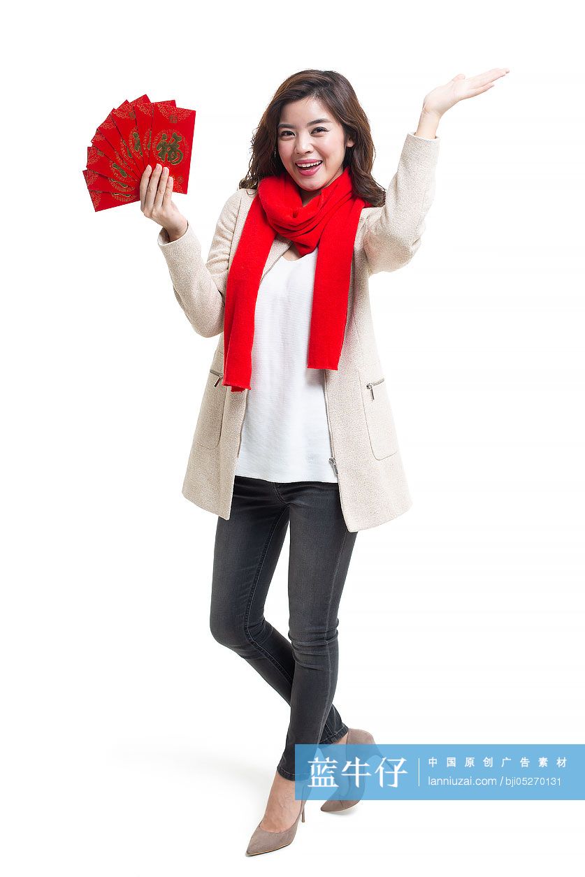 快乐的年轻女士手拿红包