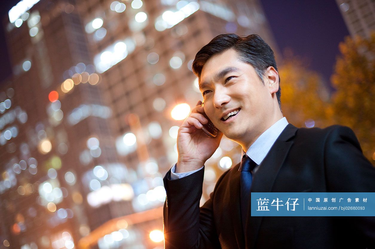 中年商务男士打电话