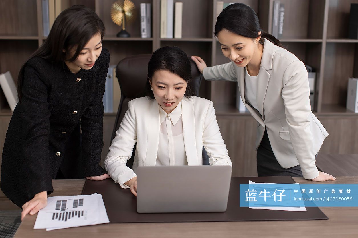 自信的商务人士在办公室讨论工作