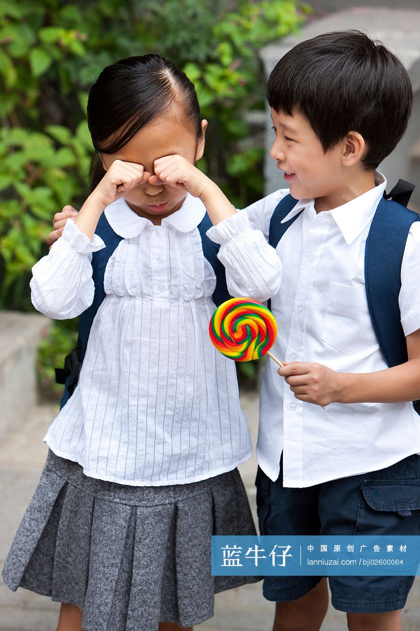 小男孩哄小女孩