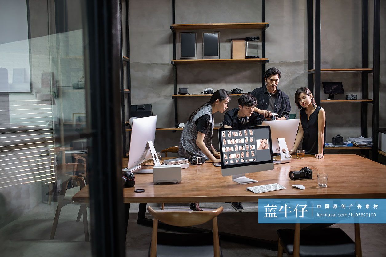 摄影师们在工作室工作