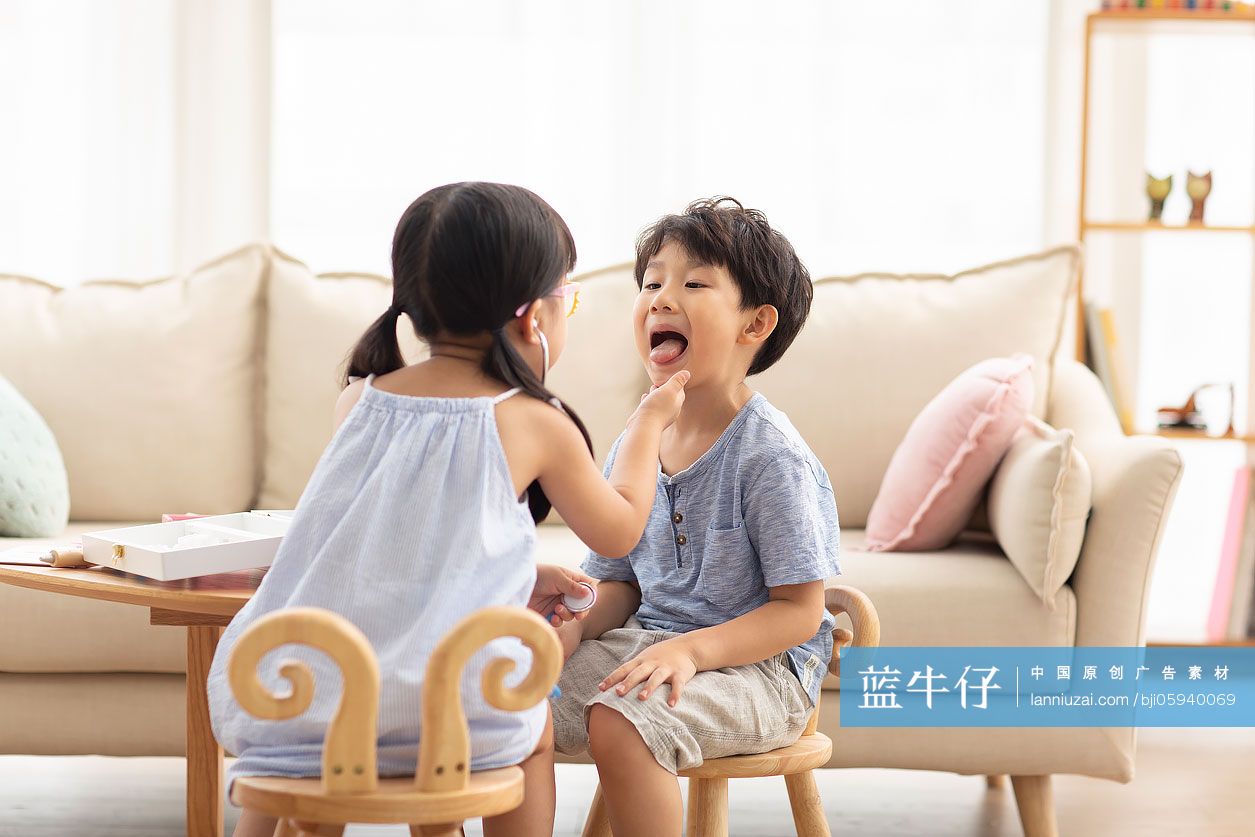 可爱的小女孩扮演医生给病人看病