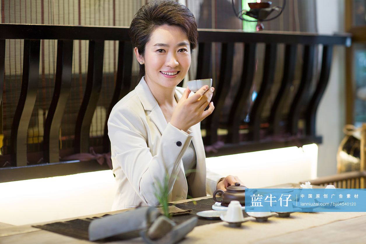 商务女性在茶馆喝茶
