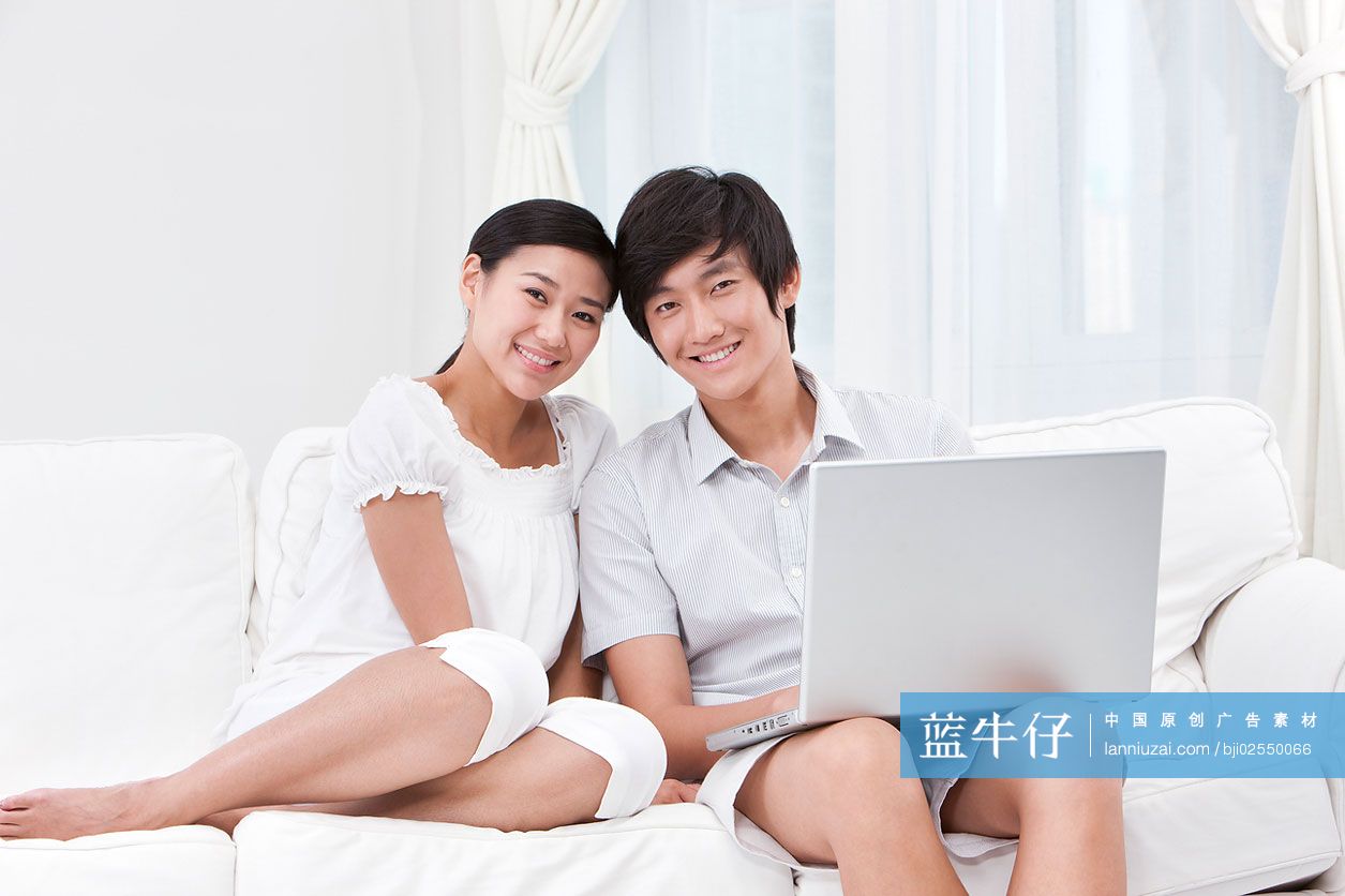 青年情侣用笔记本电脑