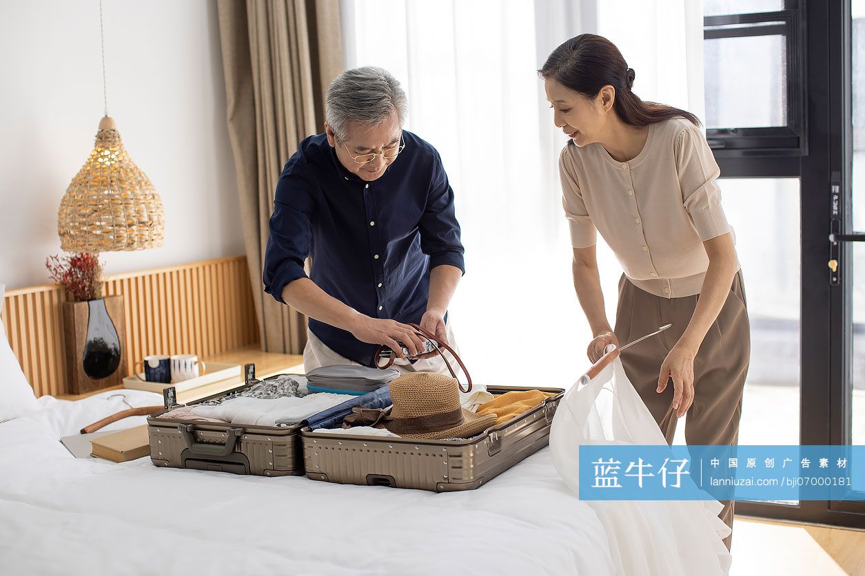 快乐的中老年夫妇收拾行李准备去度假