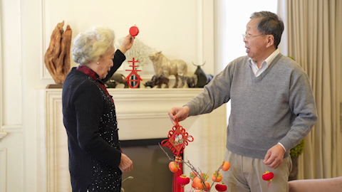 老人精心布置新春家居