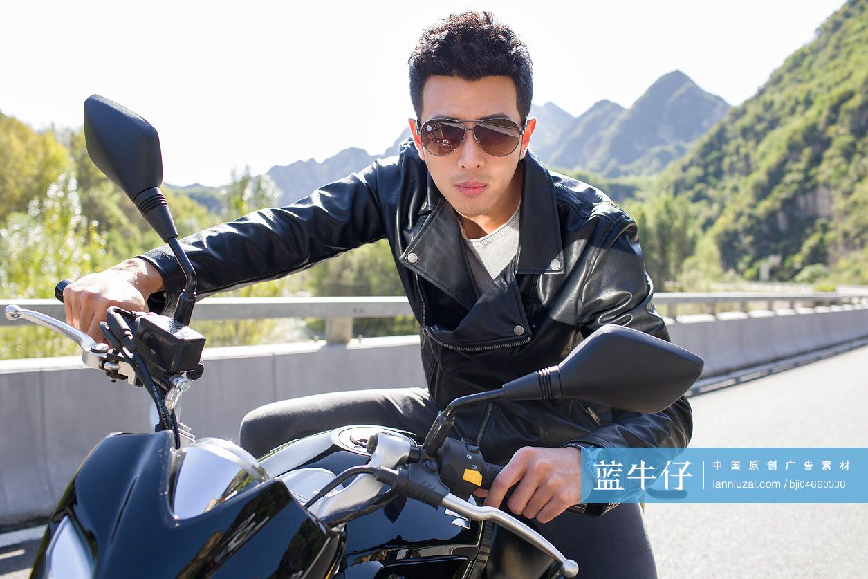 年轻男子骑摩托车兜风