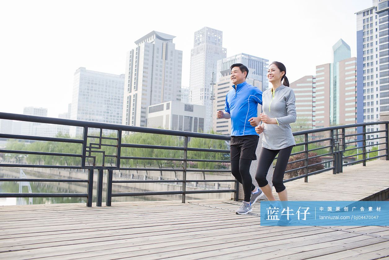 中年夫妇在公园跑步健身