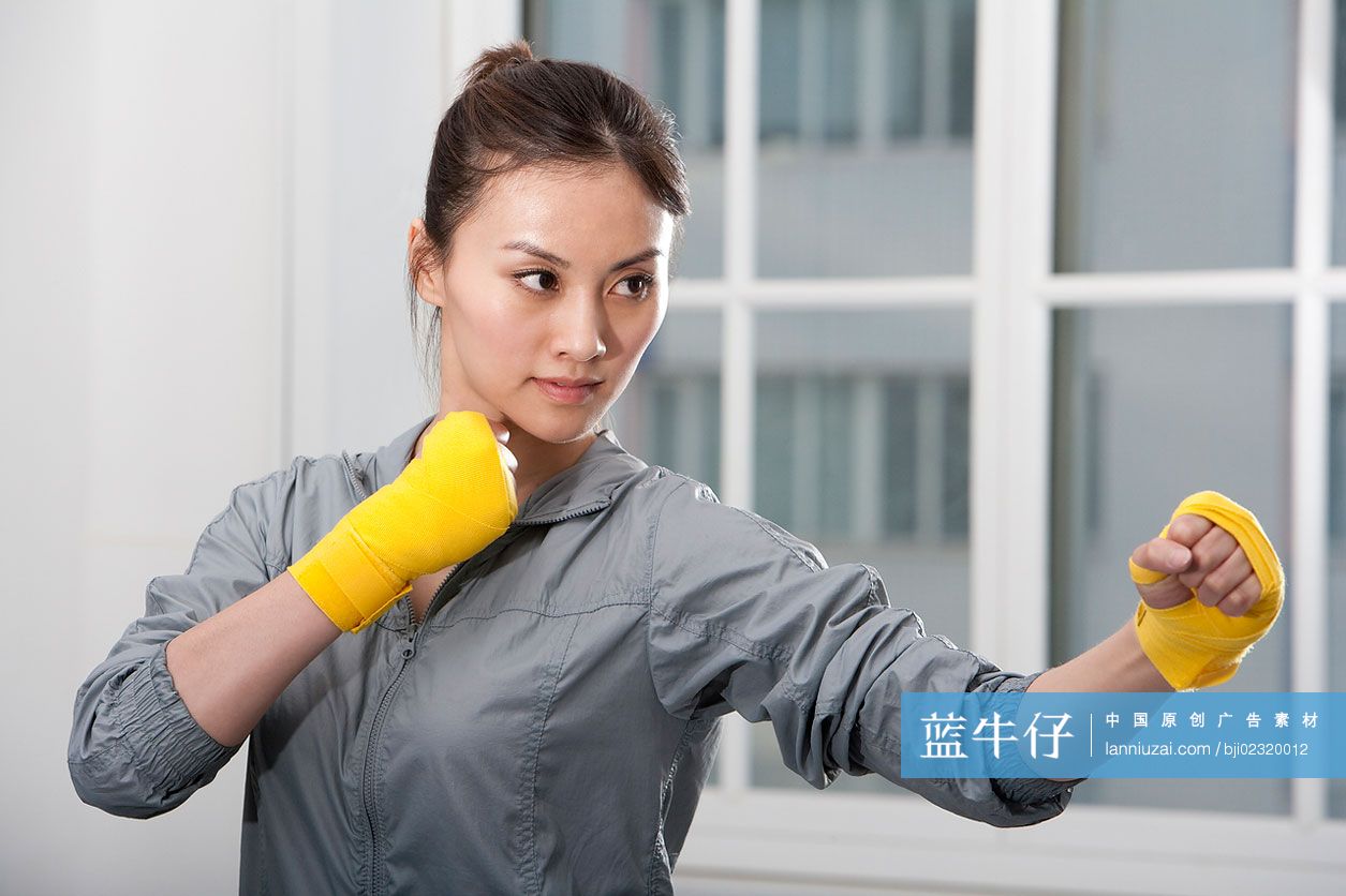 青年女子练习拳击