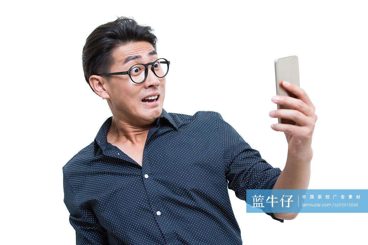 年轻男子看着手机很震惊