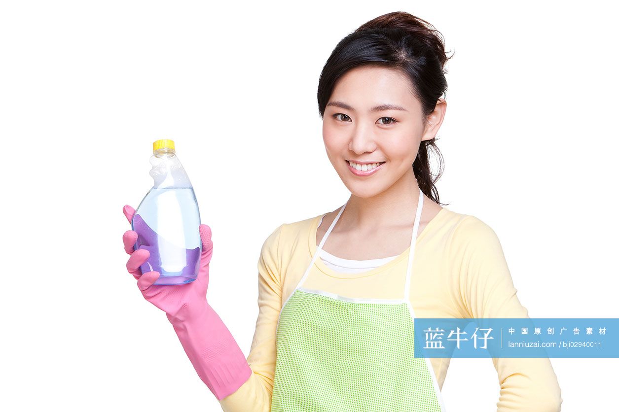 居家青年女性和洗涤剂