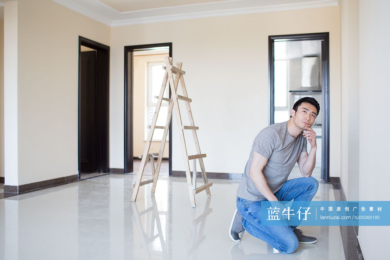 年轻男子思考房子的装修方案-蓝牛仔影像-中国原创广告影像素材